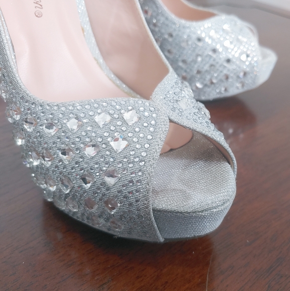AVAILABLE ONLY IN THE BUNDLE/De Blossom Collection, prom sparkly Heels, size 7.5 - Picture 10 of 16